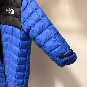 North face infant snow suit 
Size 12-18 months